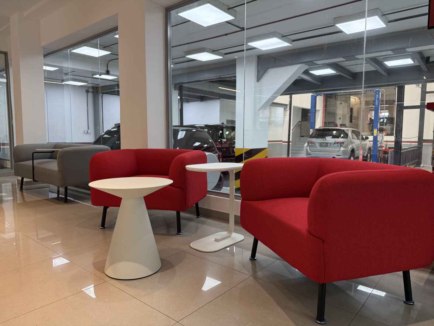 Área VIP con paneles de cristal y diseño minimalista